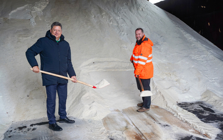 Die Salzhalle der Straßenmeisterei Kröpelin ist gut gefüllt. Davon überzeugten sich Wirtschafts- und Infrastrukturminister Reinhard Meyer (li.) sowie Manfred Borowy, Dezernatsleiter im Straßenbauamt Stralsund. © WM