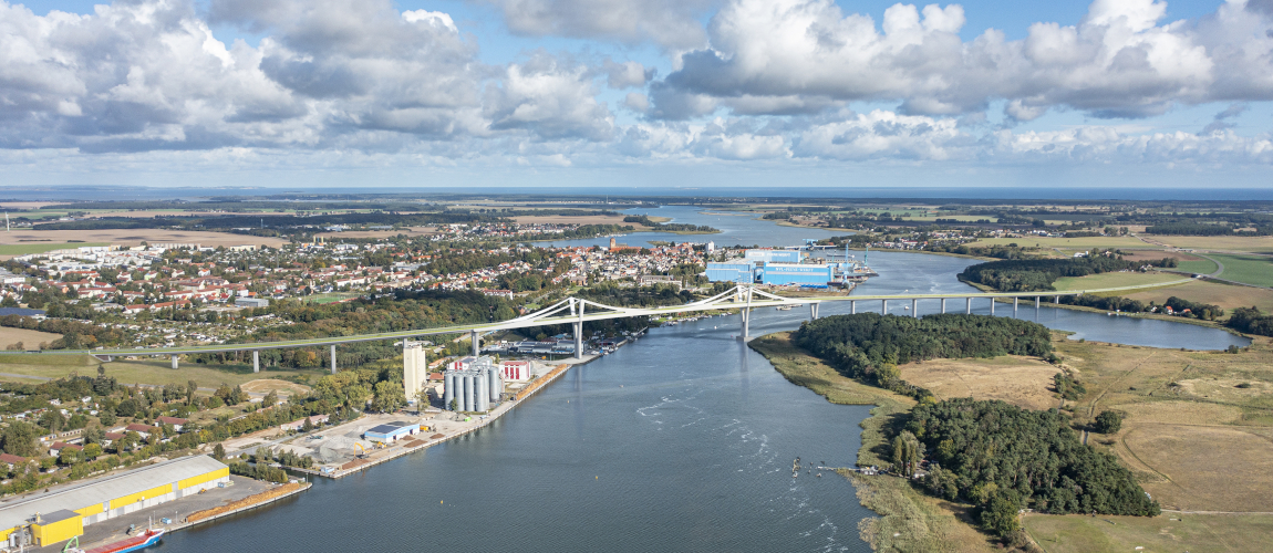 In einer Luftaufnahme von der Stadt Wolgast ist die geplante Brücke eingezeichnet.