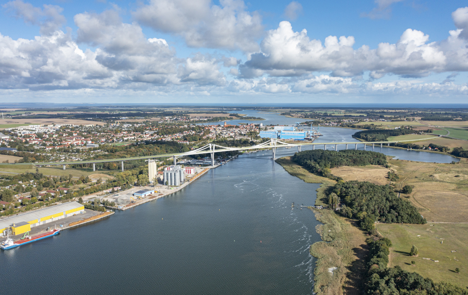 In einer Luftaufnahme von der Stadt Wolgast ist die geplante Brücke eingezeichnet.